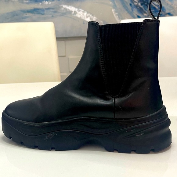 Divided Shoes - Chunk Black 90s shoes/ boots - Size 7